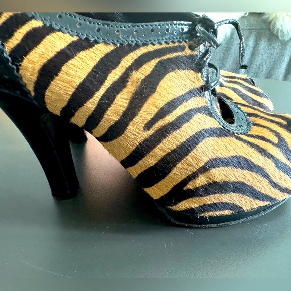 Fendi Zebra Print pony hair Size 7 1/2 - Picture 9 of 15